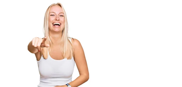 Mladá Blondýnka Neformálním Stylu Košilí Bez Rukávů Směje Vám Ukazuje — Stock fotografie