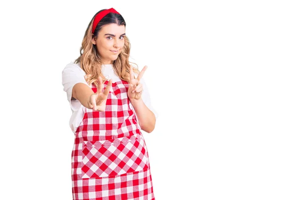 Mujer Caucásica Joven Con Delantal Sonriente Mirando Cámara Mostrando Los — Foto de Stock