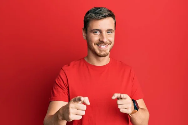 Bonito Homem Caucasiano Vestindo Camiseta Vermelha Casual Apontando Dedos Para — Fotografia de Stock