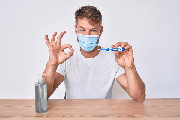 Jonge Blanke Man Met Medisch Masker Hand Reiniger Gel Thermometer — Stockfoto