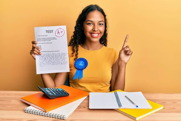 Ung Afrikansk Amerikansk Flicka Visar Godkänd Examen Leende Med Idé — Stockfoto