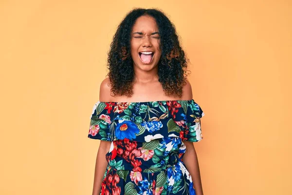 若いアフリカ系アメリカ人女性が面白い表情で幸せ舌を突き出してカジュアルな服を着ています 感情の概念 — ストック写真