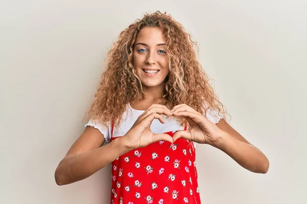 Menina Adolescente Branca Bonita Vestindo Vestido Verão Vermelho Sorrindo Amor — Fotografia de Stock