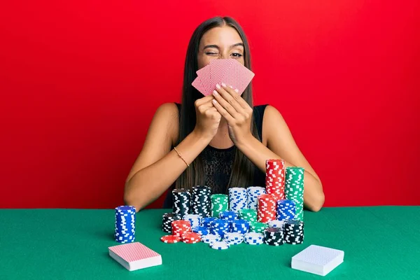 Νεαρή Ισπανόφωνη Γυναίκα Που Παίζει Πόκερ Που Καλύπτει Πρόσωπο Κάρτες — Φωτογραφία Αρχείου