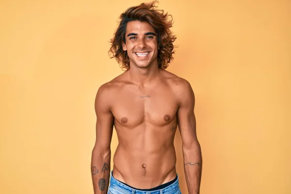 Joven Hombre Hispano Pie Sin Camisa Con Una Sonrisa Alegre — Foto de Stock