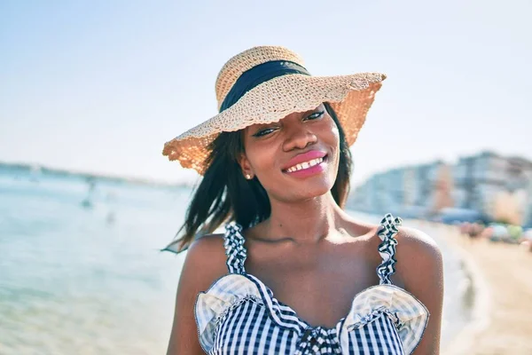 Junge Afroamerikanerin Urlaub Lächelt Glücklich Strand — Stockfoto