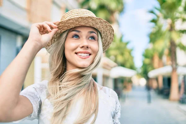 Joven Chica Turista Caucásica Sonriendo Feliz Caminando Calle Ciudad —  Fotos de Stock