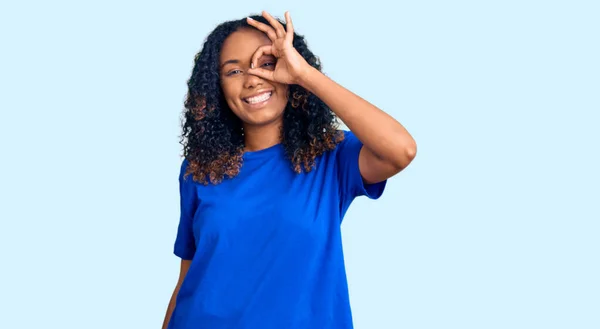 Young African American Woman Wearing Casual Clothes Smiling Happy Doing — Stock Photo, Image