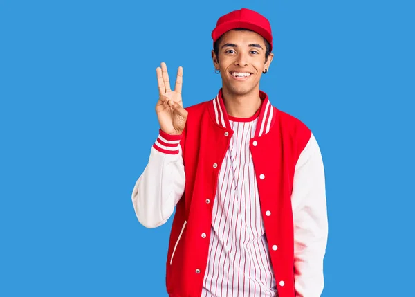 Jovem Americano Africano Vestindo Uniforme Beisebol Mostrando Apontando Para Cima — Fotografia de Stock