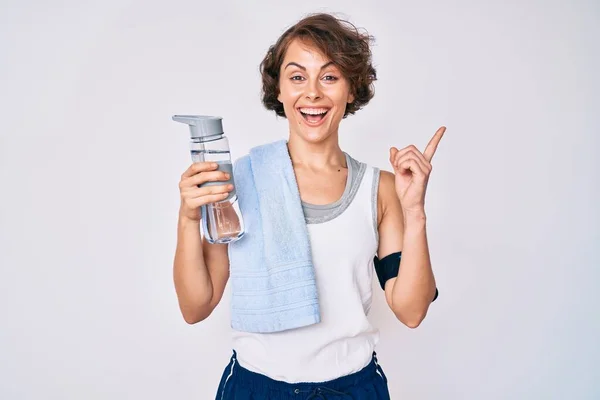 Junge Hispanische Frau Sportbekleidung Und Handtuch Trinkflasche Wasser Überrascht Mit — Stockfoto