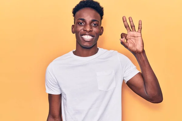 若いアフリカ系アメリカ人の男性は 手と指でOkサインをして積極的に笑顔カジュアルな服を着ています 成功した表現 — ストック写真