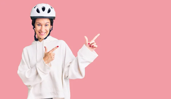 Bisiklet Kaskı Takan Spor Kıyafetler Giyen Gülümseyen Kameraya Bakan Güzel — Stok fotoğraf