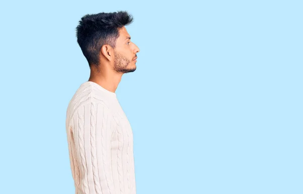 Hombre Joven Latinoamericano Guapo Usando Suéter Invierno Casual Mirando Lado —  Fotos de Stock