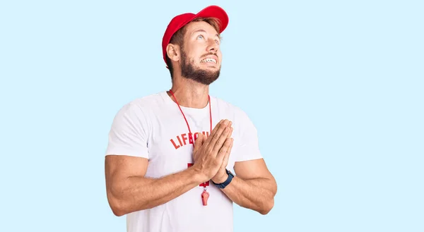 Jovem Caucasiano Vestindo Salva Vidas Shirt Segurando Assobio Implorando Orando — Fotografia de Stock