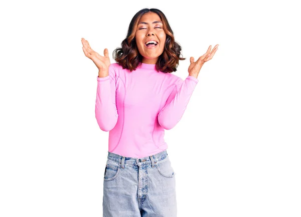 Joven Hermosa Mujer Raza Mixta Con Camisa Rosa Celebrando Loco —  Fotos de Stock