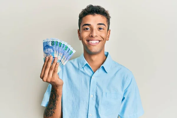 Joven Hombre Afroamericano Guapo Sosteniendo Billetes Sudafricanos 100 Rand Que — Foto de Stock