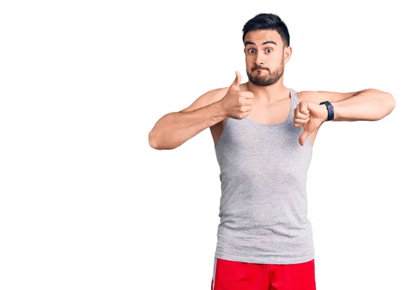 Homem Bonito Jovem Vestindo Roupa Banho Camiseta Sem Mangas Fazendo — Fotografia de Stock