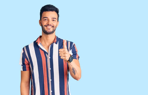 Junger Gut Aussehender Hispanischer Mann Lässigem Sommerhemd Der Glücklich Und — Stockfoto