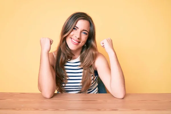 Schöne Junge Kaukasische Frau Lässiger Kleidung Sitzt Auf Dem Tisch — Stockfoto