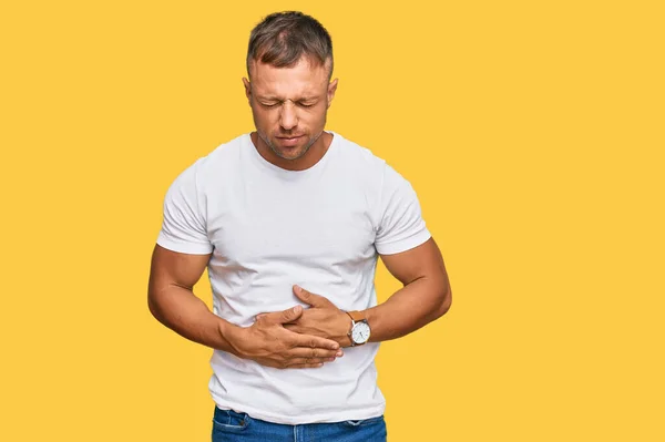 Homem Musculoso Bonito Vestindo Camiseta Branca Casual Com Mão Estômago — Fotografia de Stock