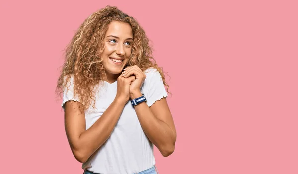 Schöne Kaukasische Teenager Mädchen Tragen Lässig Weißes Shirt Lachen Nervös — Stockfoto