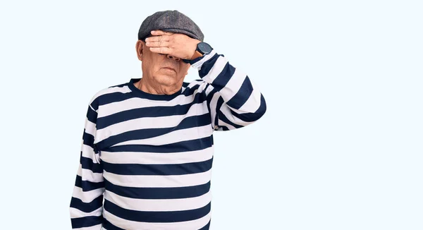 Senior Stilig Man Bär Inbrottstjuv Mask Och Shirt Täcker Ögon — Stockfoto