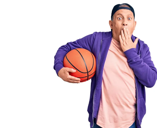 Älterer Gutaussehender Grauhaariger Mann Mit Basketballkorb Der Den Mund Mit — Stockfoto