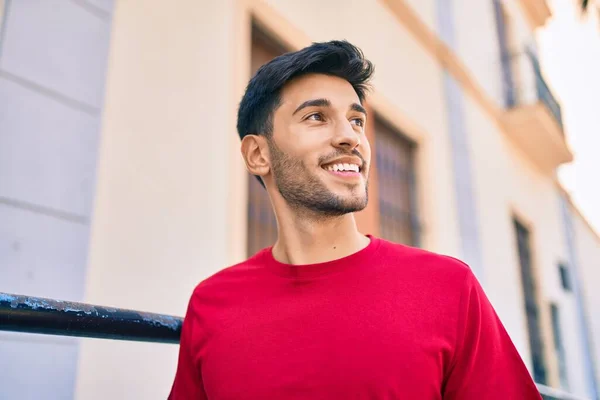 Joven Latino Sonriendo Feliz Caminando Por Ciudad — Foto de Stock