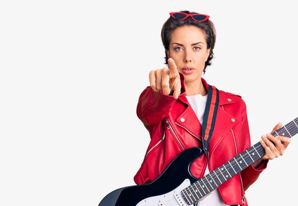 Junge Schöne Frau Spielt Gitarre Und Zeigt Mit Dem Finger — Stockfoto