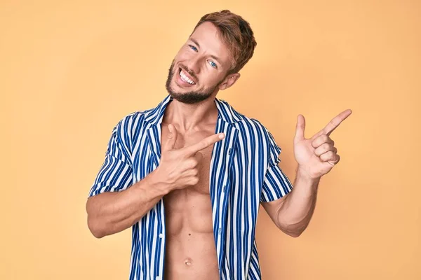 Ung Kaukasier Man Bär Sommar Stil Leende Och Tittar Kameran — Stockfoto