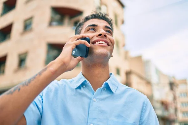 Joven Latino Sonriendo Feliz Hablando Smartphone Caminando Por Ciudad — Foto de Stock