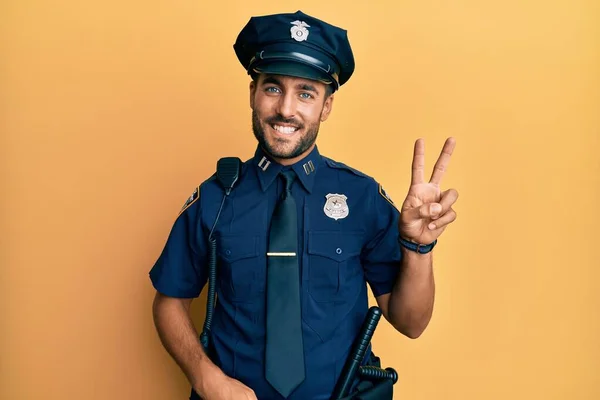 Stilig Latinamerikan Polisuniform Som Ler Mot Kameran Och Visar Fingrarna — Stockfoto