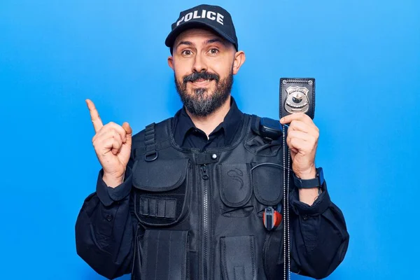 Jovem Bonito Homem Vestindo Polícia Uniforme Segurando Arma Sorrindo Feliz — Fotografia de Stock