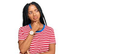 Gündelik giysiler giyen güzel İspanyol kadın bir soru hakkında endişeli ve gergin bir şekilde düşünüyor. 