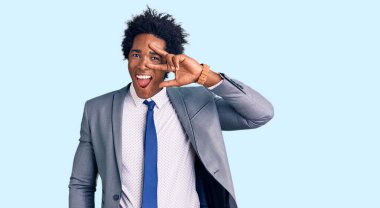 Yakışıklı, afro saçlı, iş ceketi giyen, barış sembolü çizen, gülümseyen, zafer gösteren afro-amerikalı adam. 