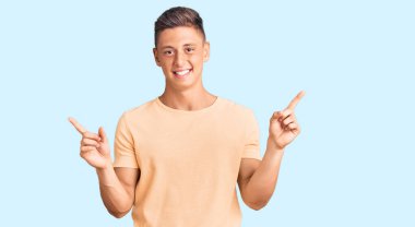 Gündelik kıyafetler giyen, kendine güvenen, farklı yönleri gösteren genç ve yakışıklı bir adam. reklam için kopyalama alanı 