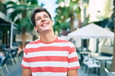 Genç beyaz adam gülümsüyor.