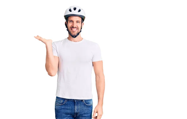 Jovem Homem Bonito Usando Capacete Bicicleta Sorrindo Alegre Apresentando Apontando — Fotografia de Stock