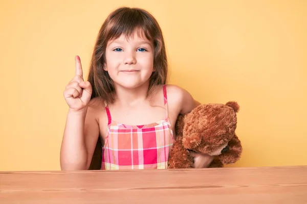 Klein Blank Meisje Met Lang Haar Tafel Met Teddybeer Glimlachend — Stockfoto