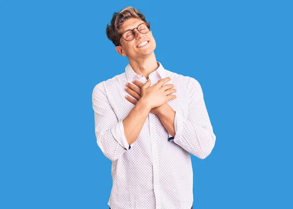 Homem Bonito Jovem Vestindo Roupas Negócios Óculos Sorrindo Com Mãos — Fotografia de Stock