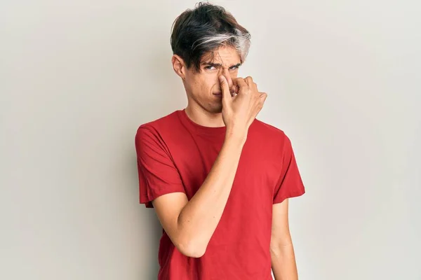 Giovane Uomo Ispanico Indossa Abiti Casual Odore Qualcosa Puzzolente Disgustoso — Foto Stock