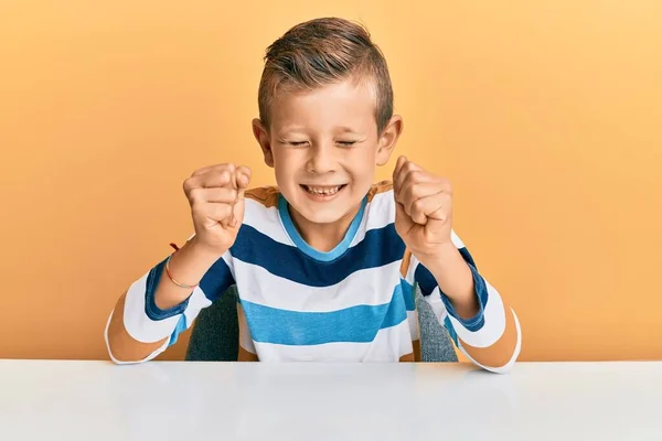 Förtjusande Kaukasiska Unge Bär Casual Kläder Sitter Bordet Glada För — Stockfoto