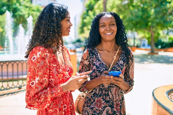 Afro Amerikaanse Moeder Dochter Glimlachen Gelukkig Met Behulp Van Smartphone — Stockfoto