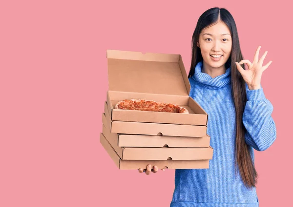 Joven Mujer China Hermosa Sosteniendo Cajas Cartón Pizza Italiana Haciendo —  Fotos de Stock