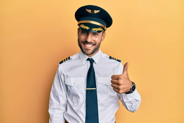 Bell Uomo Ispanico Che Indossa Uniforme Pilota Aeroplano Facendo Felici — Foto Stock