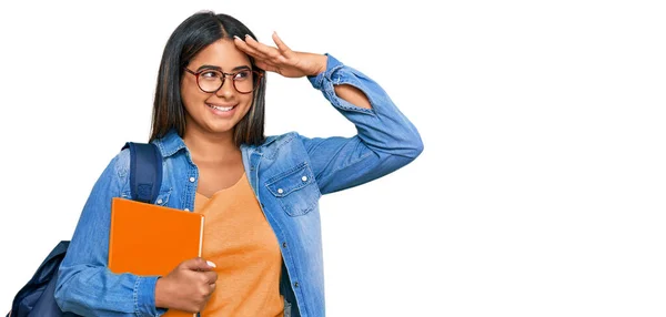 Menina Latina Usando Mochila Estudantil Segurando Livros Muito Feliz Sorrindo — Fotografia de Stock