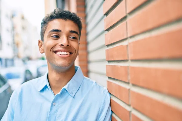 Joven Latino Sonriendo Feliz Apoyado Pared Ciudad —  Fotos de Stock