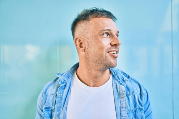 Joven Hombre Caucásico Sonriendo Feliz Caminando Ciudad —  Fotos de Stock