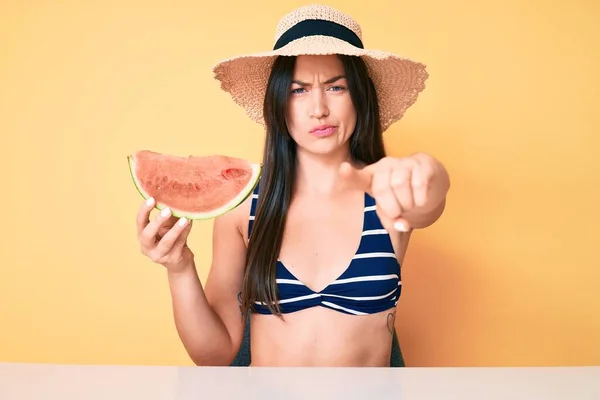 Joven Hermosa Mujer Caucásica Con Bikini Sombrero Sosteniendo Rebanada Sandía —  Fotos de Stock