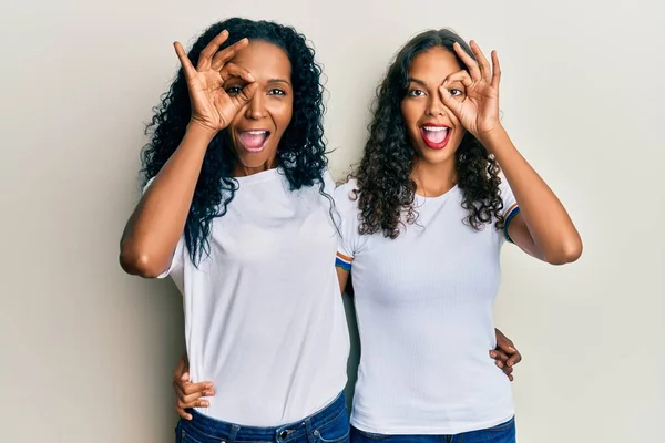 Mère Fille Afro Américaine Portant Shirt Blanc Décontracté Souriant Heureux — Photo